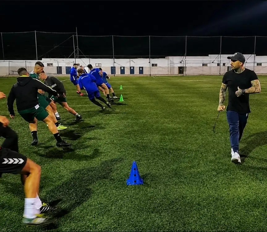Víctor Iglesias entrenando a un equipo